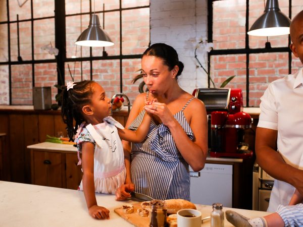 Cómo enseñar a sus hijos a manipular la comida sin meterse en líos